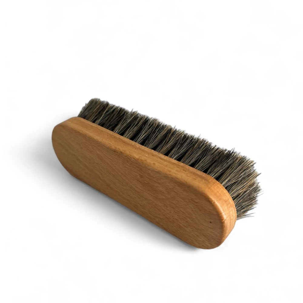 Brosse souple en bois et poils gris FAMACO - Image 3