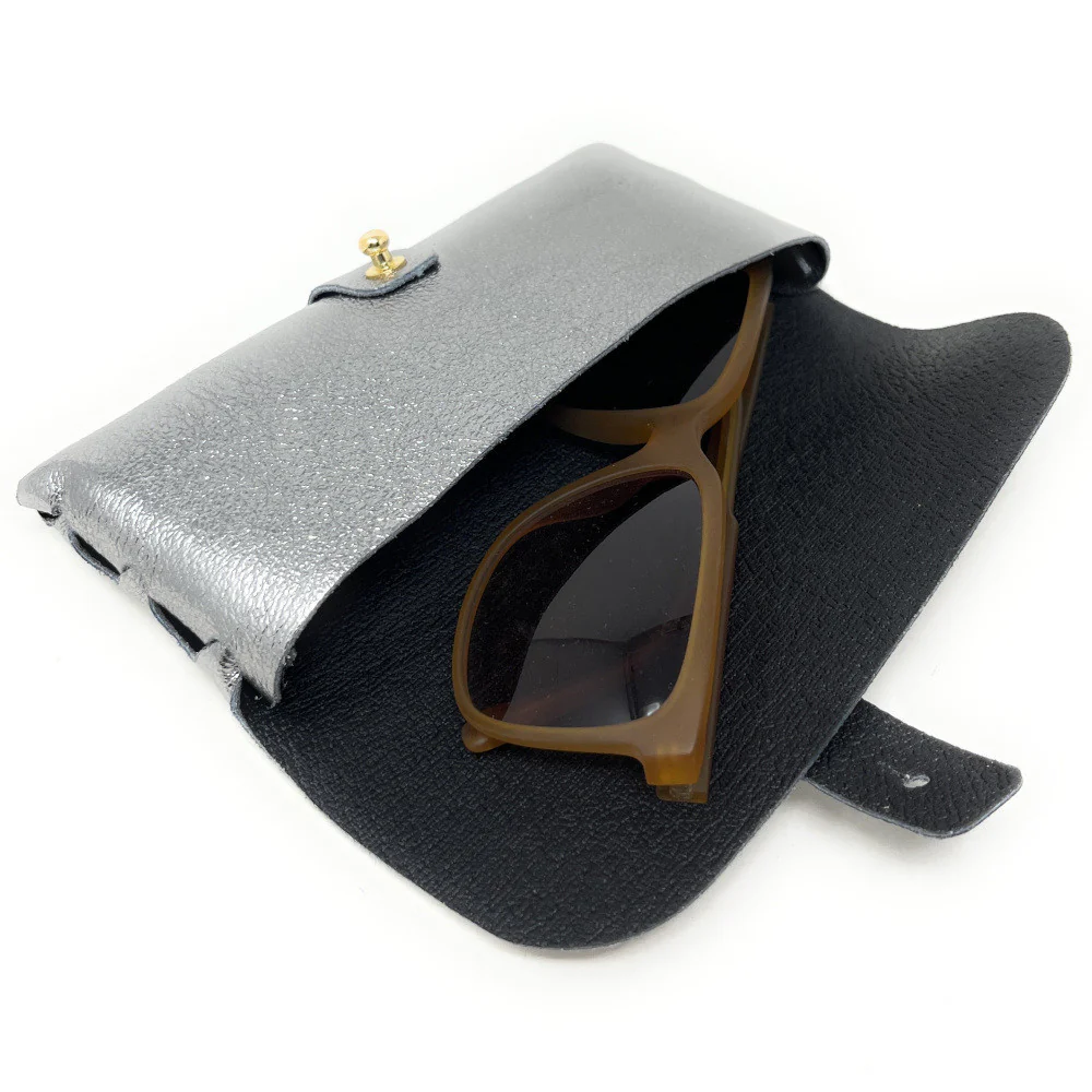 Étui à lunettes en cuir irisé LUMOS Argent moyen - Image 4
