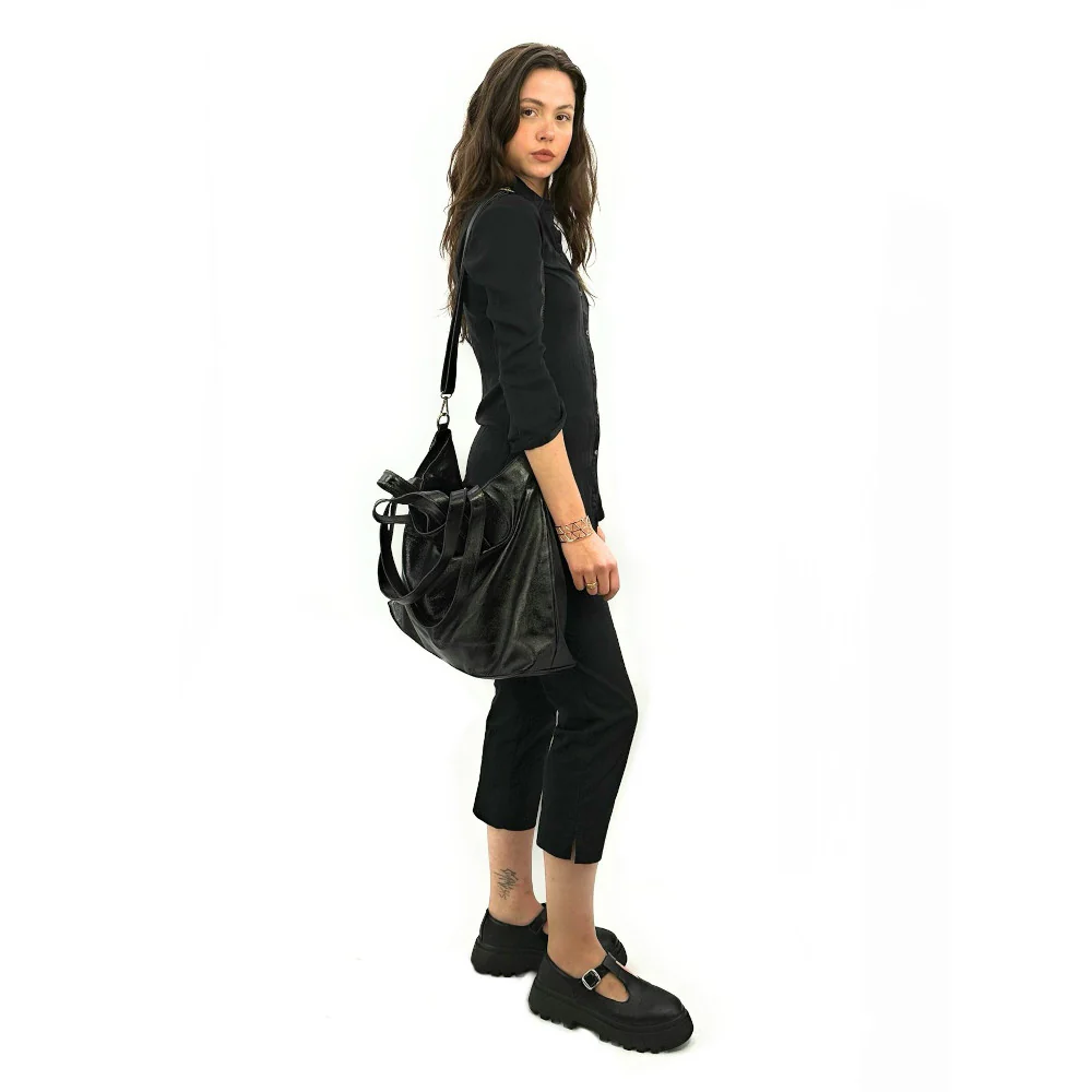 Grand sac cabas en cuir irisé ANDROMEDE Noir irisé - Image 8