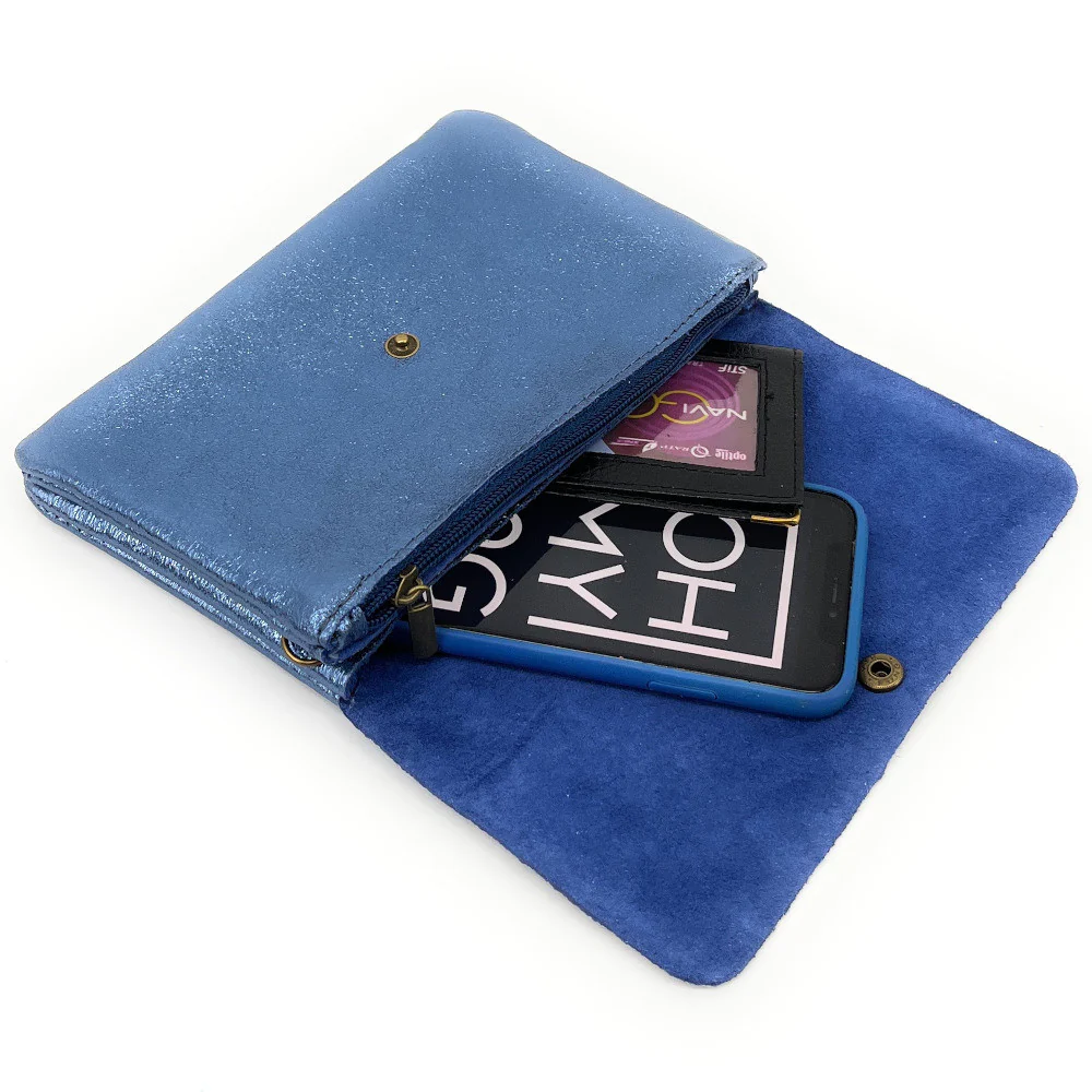Sac pochette en cuir irisé MAELIA Bleu céleste - Image 3