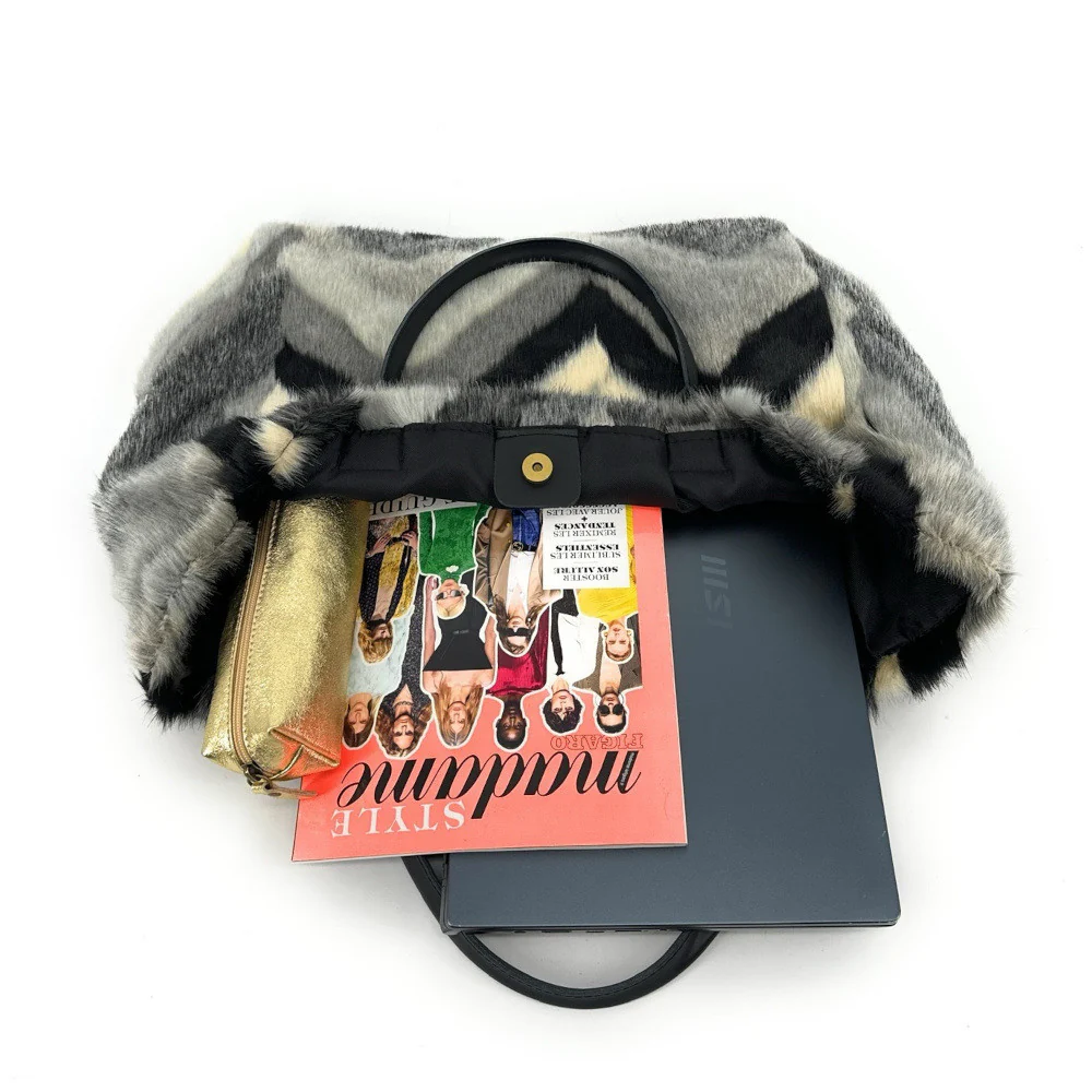 Sac cabas shopping XL en fausse fourrure et cuir TABBY Chevron gris - Image 3