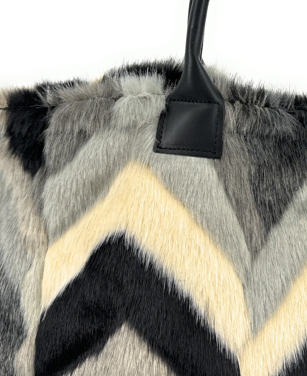 Sac cabas shopping XL en fausse fourrure et cuir TABBY Chevron gris - Image 4