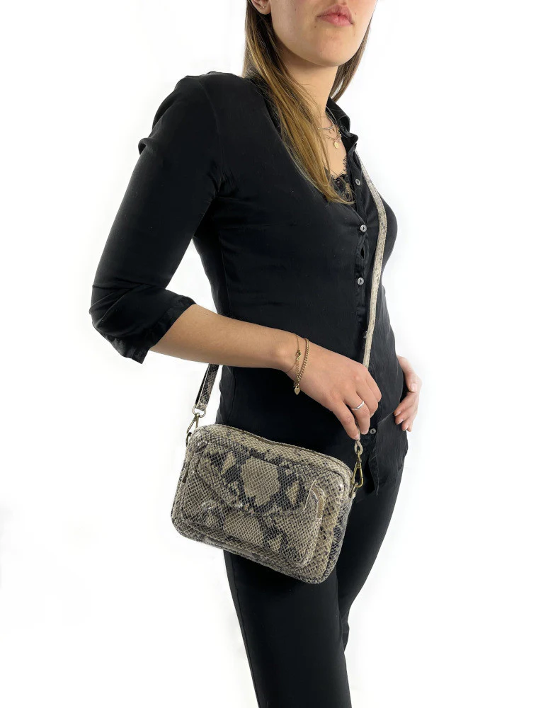 Sac à main trotteur en cuir embossé verni OURASI Serpent taupe clair - Image 2