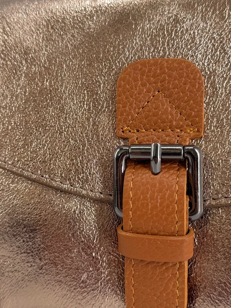 Sac cartable à bandoulière en cuir grainé et cuir irisé CORTE Champagne irisé - Image 6