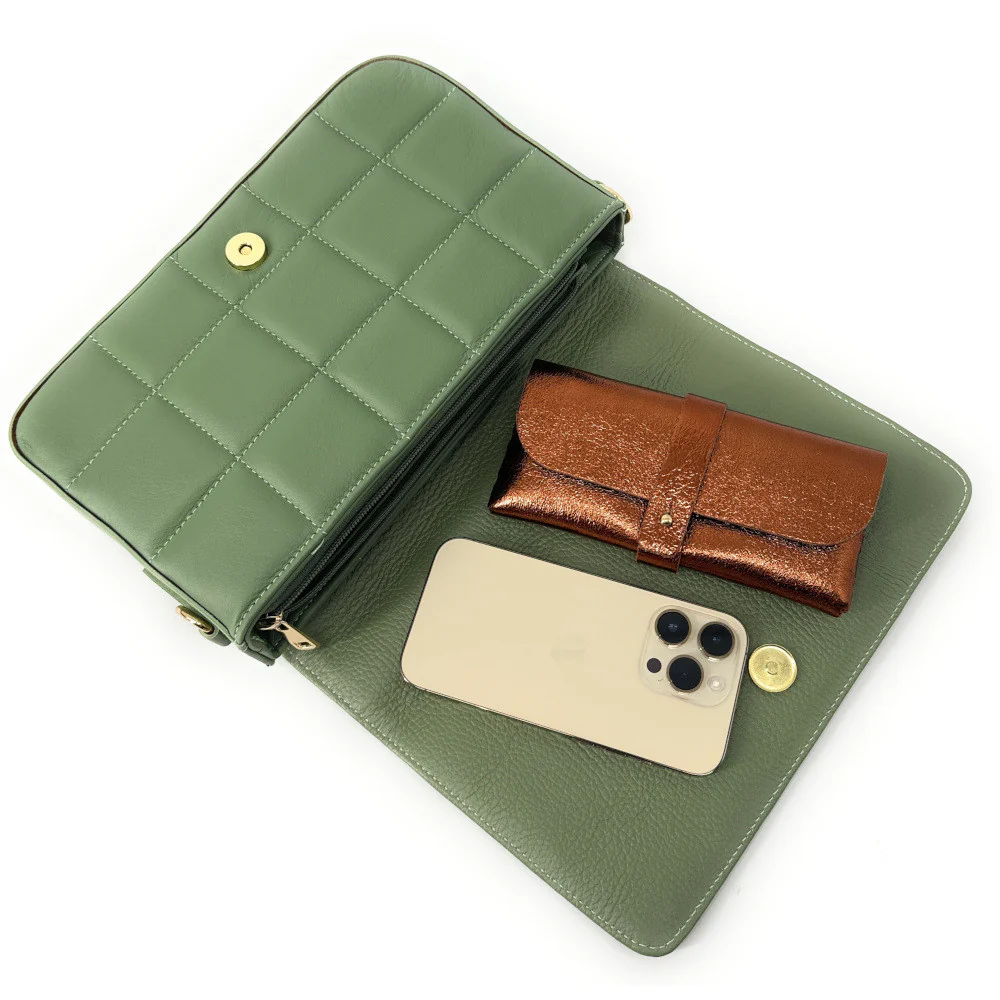 Sac french stick en cuir lisse matelassé TIME SQUARE Vert amande - Image 4