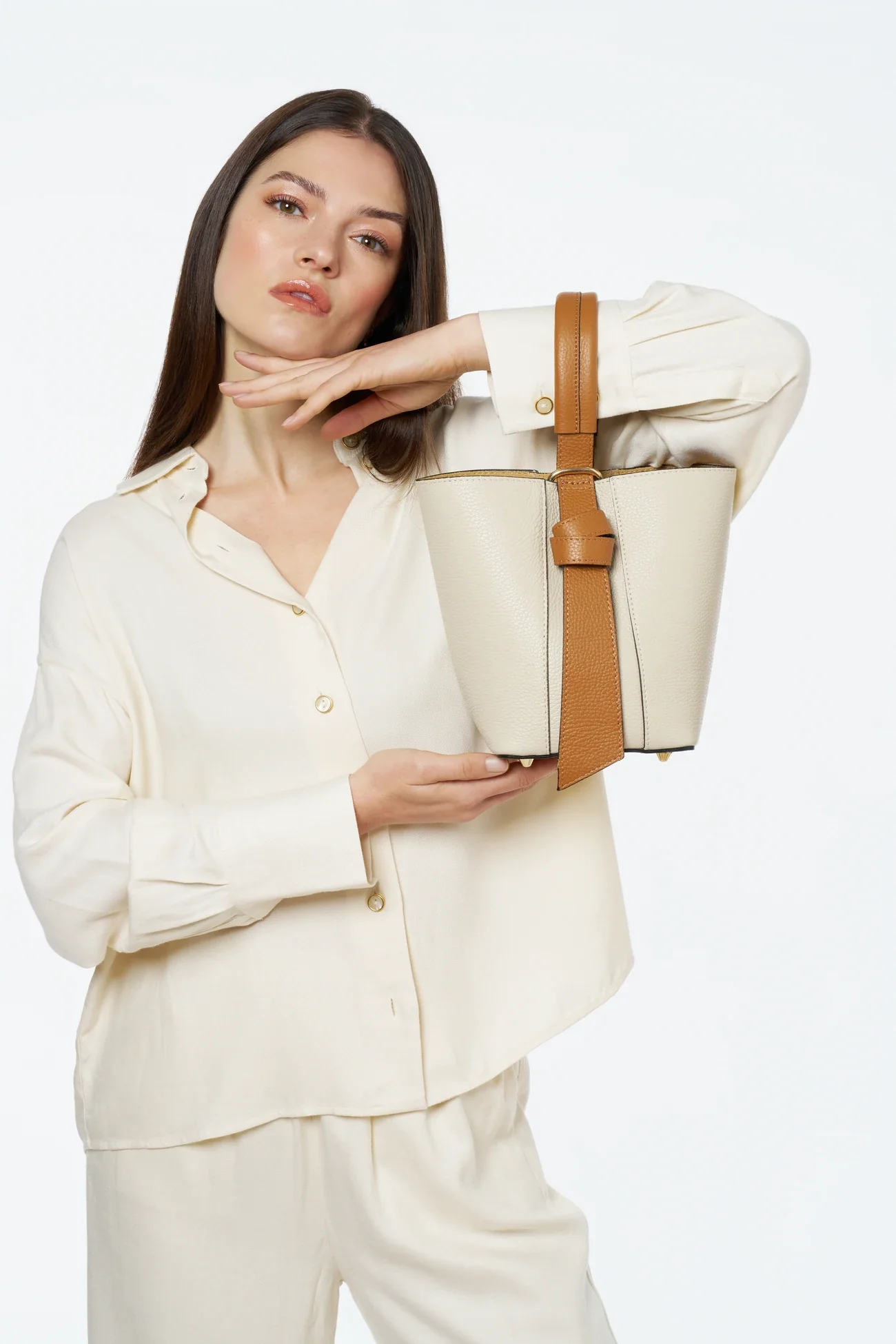 Sac seau et pochette en cuir grainé BIRDIE Beige et Camel - Image 7